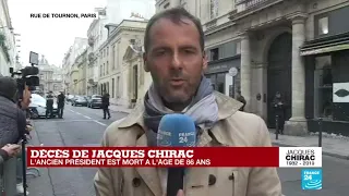 Décès de Jacques CHIRAC : Des Parisiens se recueillent devant le dernier domicile de Jacques Chirac