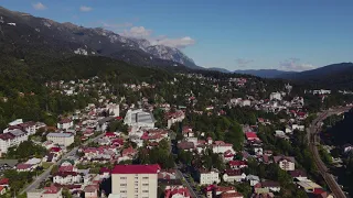 Sinaia văzută de sus. Castelul Peleș. Peleș Castle. Romania. 2020. 4K Air View.