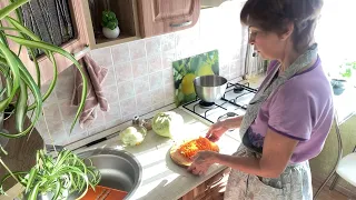 Так вкусно можно приготовить любую печень. Печень в соусе, легкий салат и макароны на обед.