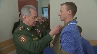 Сергей Шойгу вручил государственные награды отличившимся военнослужащим