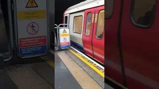 S Stock Train arriving into Paddington #railway #train #london #tube #shorts #shortvideo