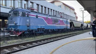 Două trenuri de marfă matinale, trecând fără oprire prin statia Bacău.