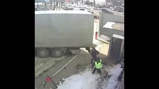 МУЖЧИНА СПАС КОЛЛЕГУ НАПАРНИКА ОТ ГРУЗОВИКА / ФУРА БЕЗ ТОРМОЗОВ / A man saved a colleague