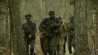 6 кадров. Немцы ведут пленных партизан через лес