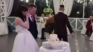 Свадебный торт и банкетный зал в шатре. Видеограф в Москве.