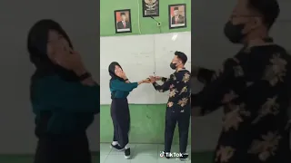 ank murid caper sama guru nya... emang guru nya ganteng jga😍😍😎😎