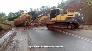 ESCAVADEIRAS REMOVENDO PEDRA GIGANTESCA DO MEIO DA ESTRADA