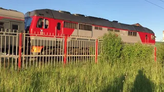 Тепловоз ТЭП70БС-278 с пригородным поездом