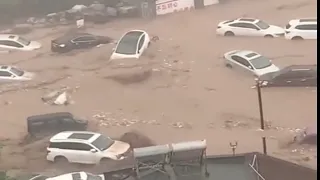 China's capital under water! River overflow causes car damage in Beijing