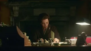 The Crown 3x05 - Philip kisses Elizabeth