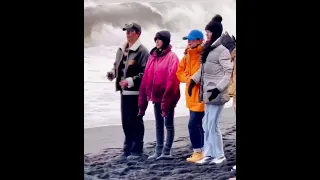 Dilraba played in the sand and watched the waves at the black beach in Iceland🌊 #迪丽热巴