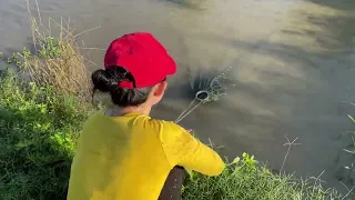 Amazing Girl Cast Net Fishing Skills