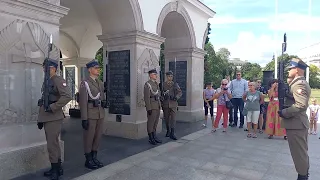 Zmiana warty przed grobem Nieznanego Żołnierza w Warszawie