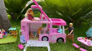 Novelinha da Barbie: Barbie e sua família acampam no trailer da Barbie.