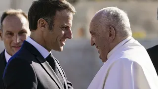 Les migrants "n'envahissent pas", le Pape François met Emmanuel Macron face à ses responsabilités