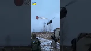 🇺🇦Ukrainian troops with CH-47 Chinook military helicopter
