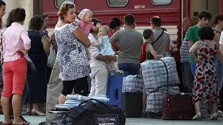 Ukraine: Donetsk residents flee besieged city