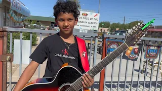 Este niño de 11 años ya se gana la vida cantando en los restaurantes