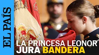 PRINCESA DE ASTURIAS | Leonor besa bandera en el acto de jura ante los Reyes | EL PAÍS