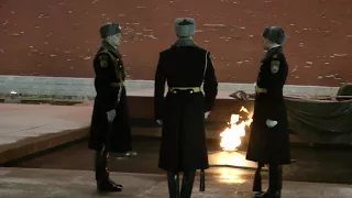 Последняя смена Почётного караула у Вечного огня в Москве