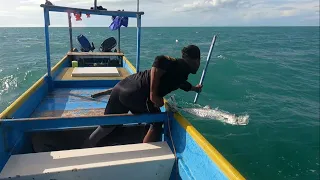 Mancing ikan Tenggiri menggunakan teknik Tomba-tomba.