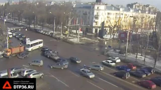 В Сети появилось видео массовой аварии на Московском проспекте в Воронеже