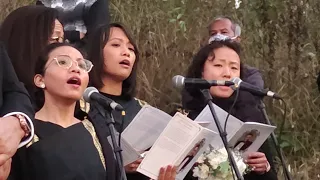 @MeghalayaMonitor: People sing a hymn during the funeral of Neil at Lawmali cemetery, Jaiaw