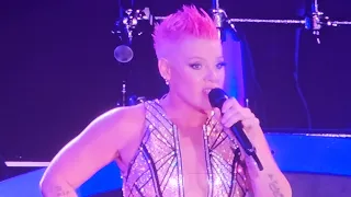 P!NK paused 'Our Song' performance after a woman goes into labour 😬😅 | N1 - 4K FanCam
