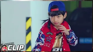 Lin Qiunan knocks down a 200-pound bully with one flying punch《#龙拳小子》/ Кунг-фу парни【1080P RUS SUB】