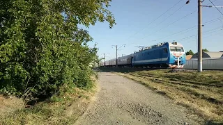 Электровоз ЭП1П-053 с поездом Адлер-Кисловодск и ВЛ80*-**** с грузовым поездом.