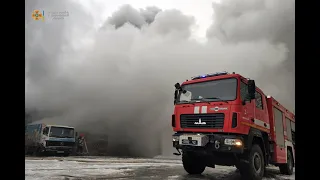 У Хмельницькому рятувальники ліквідували масштабну пожежу на продовольчих складах