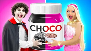 CHALLENGE VAMRIRE VS POUPÉE || Rose VS Noir ! Mange des aliments d'une couleur par 123 GO! TRENDS