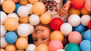 БАССЕЙН С ШАРИКАМИ,ГОРКА,A pool with balls, a trampoline slide and games for children.my little Lisa