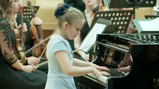 Й. Гайдн, Концерт для фортепиано с оркестром ре-мажор (I часть), Романовская Катя 9 лет.