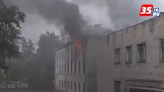 Заброшенное здание горит в центре Череповца