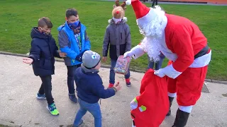 PAPÁ NOEL REGALA JUGUETES a los NIÑOS  por la CALLE 🎅🏻