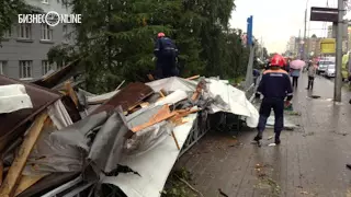 Падение крыши на остановку: 9 человек пострадали на улице Павлюхина