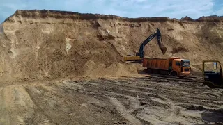 Песчаный карьер. Обвал песка. Погрузка песка на самосвалы.