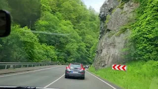 Autofahrt zwischen den Bergen im Schwarzwald, Deutschland