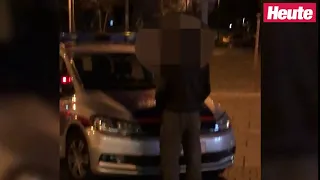 Mann pinkelt am Praterstern auf Polizeiauto