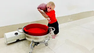 Super monkey! Bibi helps dad steam sweet potatoes while camping!