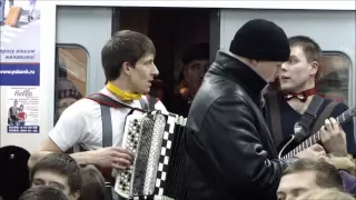 Talanted musicians in train. Музыканты в электричке группа 1000 вольт