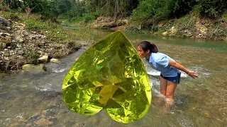 There are dazzling treasures inside the clam, and the beauty really wants to kiss it a few times