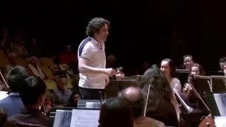 Gustavo Dudamel conducts a rehearsal with the UC Berkeley Symphony Orchestra