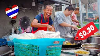 This is Why I LOVE THAILAND 🇹🇭 Happiest Uncle's 10 BAHT PAD KAPRAO 😀 ฝรั่งกินอาหารไทย