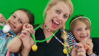 Sofie, Melody och Chanell gör Slime och Squishy halsband | Lek o Lär