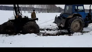 МТЗ 80 Сила//тянет Лесовоз Урал из грязи! В конце ролика забавный момент,смотреть до конца!!!🤣