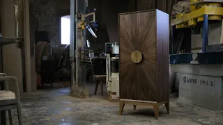 Шкаф из ореха и дуба с круговой раскладкой шпона | Walnut and oak cabinet with round veneer layout 1