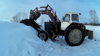 ЮМЗ-6 расчистка навоза, как я убираю навоз из одной кучи в другую при помощи погрузчика ПКУ-0.8