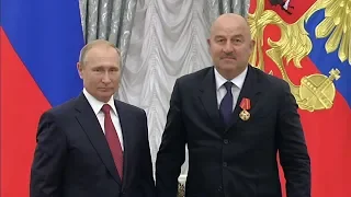 Путин наградил сборную России по футболу